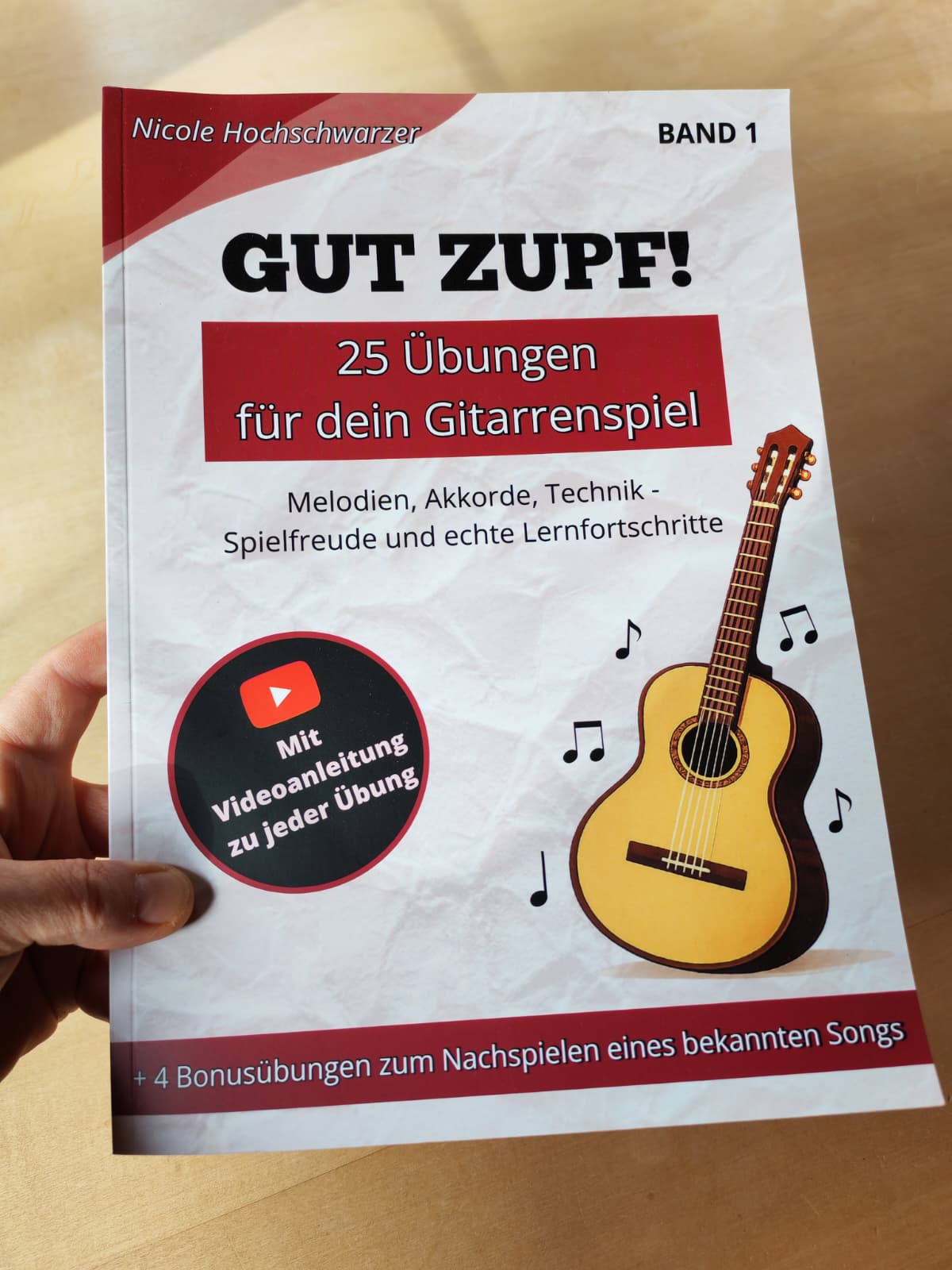 Am Bild ist das Buch GUT ZUPF - Band 1 zu sehen