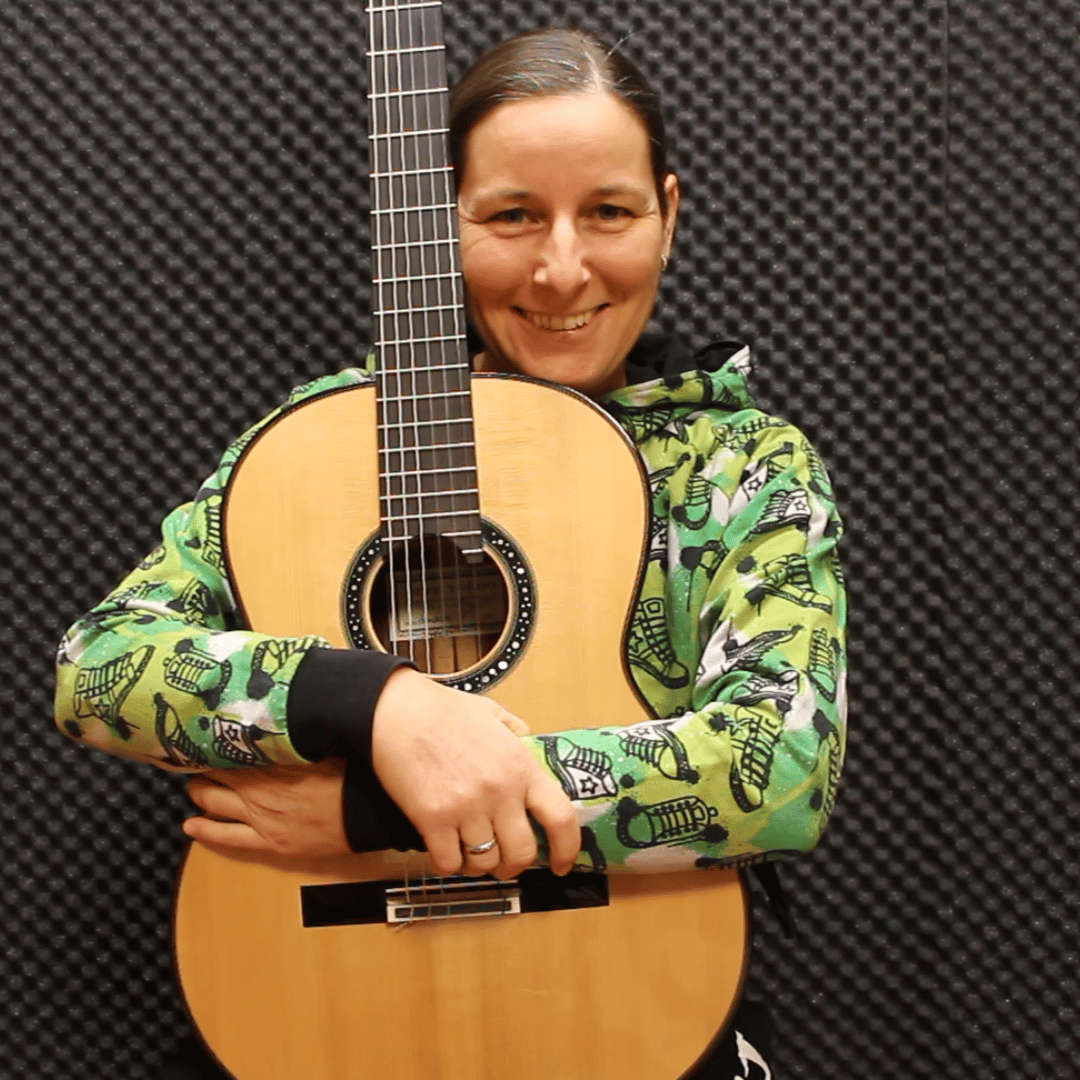 NIHOGI-Bild - Nicole Hochschwarzer mit Gitarre