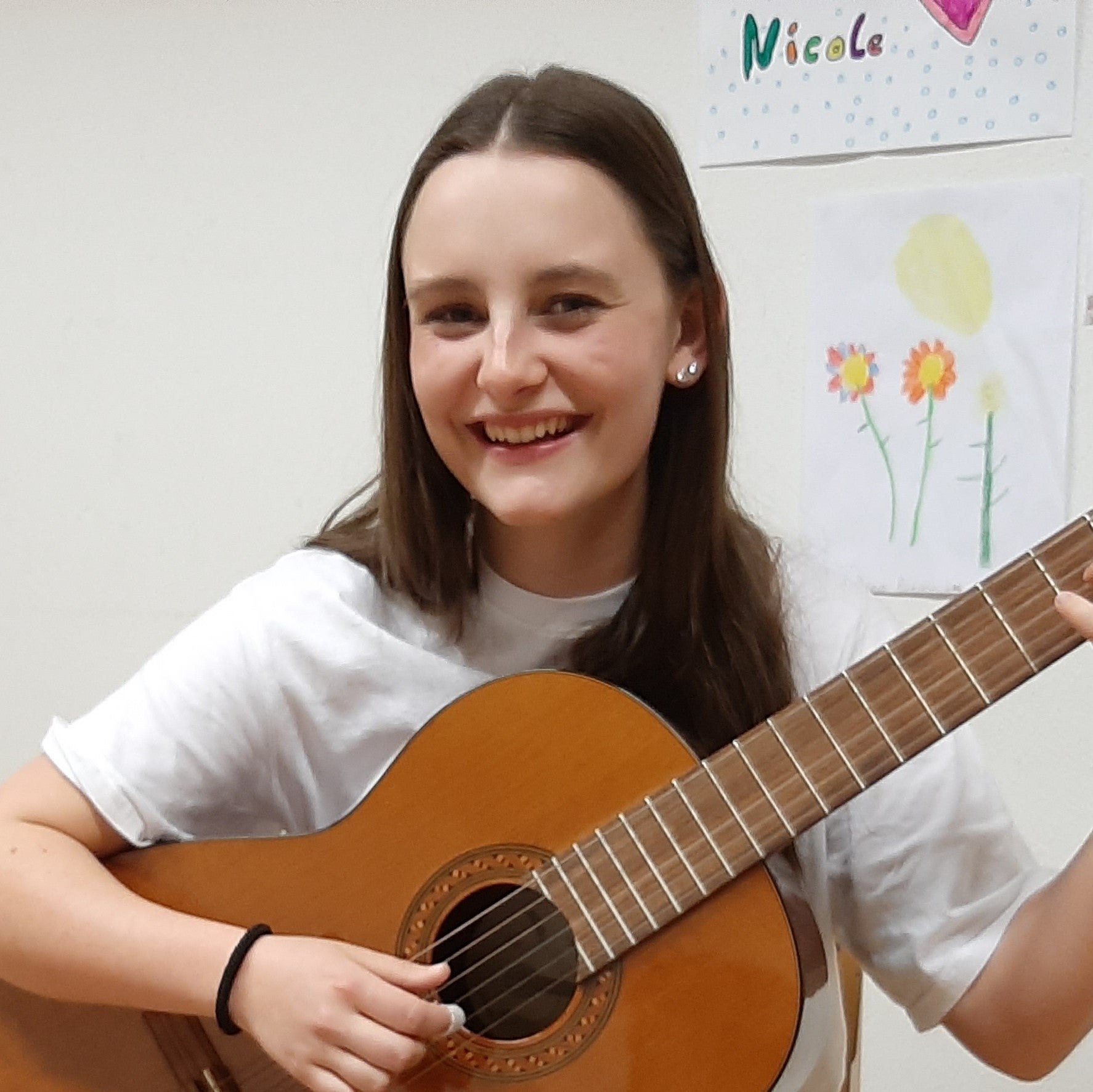 Chiara Steger mit Gitarre